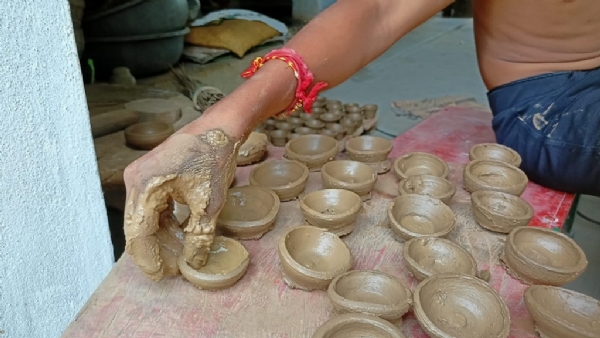 கார்த்திகை தீப விழாவை முன்னிட்டு அகல் விளக்குகள் தயாரிக்கும் பணிகள் மும்முரம்