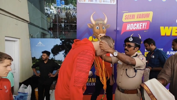 காக்கி போட்டி காக்கி போட்டி