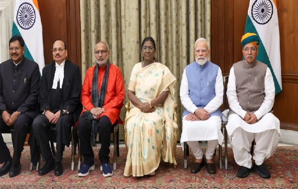 உச்ச நீதிமன்றத்தின் 53வது தலைமை நீதிபதியாக சூர்யகாந்த் பதவியேற்பு - பிரதமர் மோடி வாழ்த்து உச்ச நீதிமன்றத்தின் 53வது தலைமை நீதிபதியாக சூர்யகாந்த் பதவியேற்பு - பிரதமர் மோடி வாழ்த்து