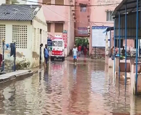 தூத்துக்குடி அரசு மருத்துவமனைக்குள் தேங்கிய மழை நீர்  -  நோயாளிகள் அவதி