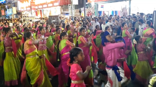 As part of the Coimbatore Vizha taking place in Coimbatore, a cultural and arts celebration event was held at Gandhipuram Cross Cut Road, where thousands of people gathered, singing, dancing, and cheering enthusiastically.