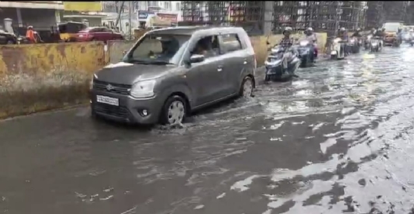 Due to the sudden heavy rain in Coimbatore, rainwater mixed with sewage overflowed onto the roads in the Saibaba Colony area along the Coimbatore–Mettupalayam Road. The stagnant water emitted a strong foul smell, causing severe inconvenience to motorists and the public. At the same time, heavy traffic congestion was also reported in the area.
