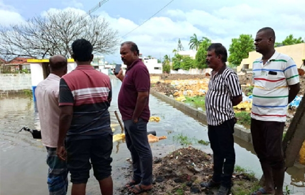 தூத்துக்குடியில் மழை நீர் தேங்கிய பகுதிகளில் மேயர் ஜெகன் பெரியசாமி ஆய்வு தூத்துக்குடியில் மழை நீர் தேங்கிய பகுதிகளில் மேயர் ஜெகன் பெரியசாமி ஆய்வு