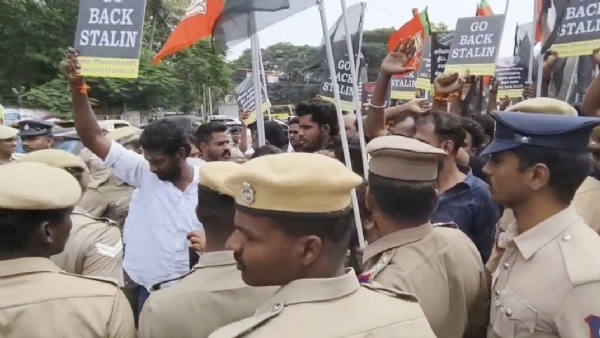 A black flag protest was held today by the BJP Youth Wing in the Sivananda Colony area of Coimbatore.