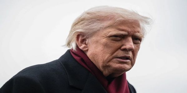 அமெரிக்க அதிபர் டொனால்ட் டிரம்ப் இரண்டு நிர்வாக உத்தரவுகளில் கையெழுத்து