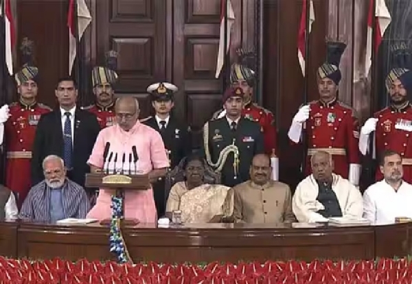 அரசியலமைப்பு தின விழா - துணை குடியரசு தலைவர் சி.பி.ராதாகிருஷ்ணன் தமிழில் உரையை தொடங்கினார் அரசியலமைப்பு தின விழா - துணை குடியரசு தலைவர் சி.பி.ராதாகிருஷ்ணன் தமிழில் உரையை தொடங்கினார்