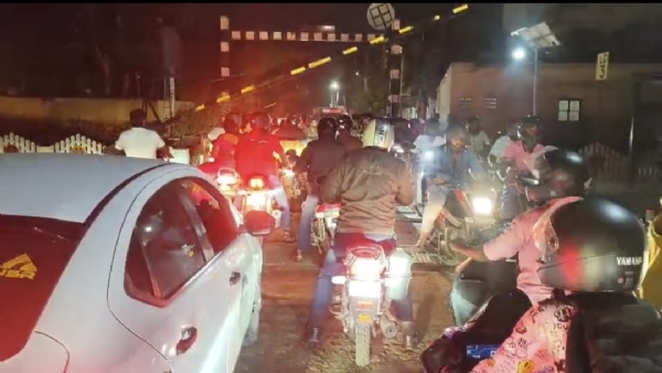 Shock at the railway crossing – the railway gate suddenly fell on moving vehicles.