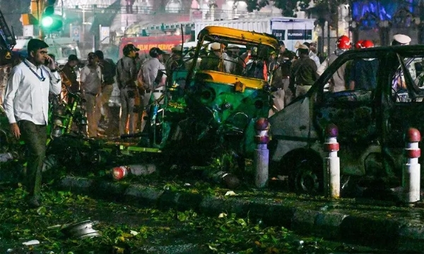 சூட்கேசில் வெடிபொருட்களை கொண்டு சென்ற டாக்டர் உமர் - டெல்லி கார் வெடிப்பு சம்பவத்தில் பரபரப்பு தகவல் சூட்கேசில் வெடிபொருட்களை கொண்டு சென்ற டாக்டர் உமர் - டெல்லி கார் வெடிப்பு சம்பவத்தில் பரபரப்பு தகவல்