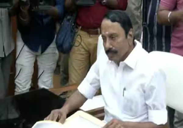 முன்னாள் அமைச்சர் செங்கோட்டையன் தனது எம்எல்ஏ பதவியை ராஜினாமா செய்தார் முன்னாள் அமைச்சர் செங்கோட்டையன் தனது எம்எல்ஏ பதவியை ராஜினாமா செய்தார்