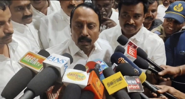Former Minister Sengottaiyan held a press meet at Coimbatore Airport before departing for Chennai. Former Minister Sengottaiyan held a press meet at Coimbatore Airport before departing for Chennai.