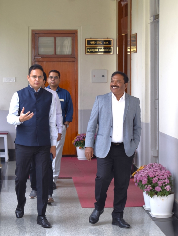 Meeting with the Managing Director and officials of Delhi Transport Corporation Meeting with the Managing Director and officials of Delhi Transport Corporation