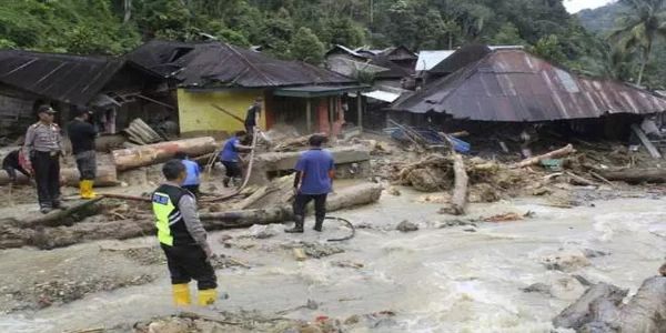இந்தோனேசியாவில் பெய்து வரும் கனமழையால் ஏற்பட்ட வெள்ளம், நிலச்சரிவில் சிக்கி உயிரிழந்தோர் எண்ணிக்கை 174 ஆக உயர்வு