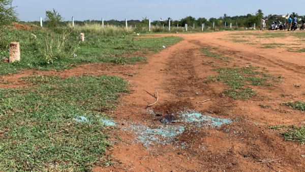 Three young men abducted a college girl who was talking with her male friend in Coimbatore – They sexually assaulted her and fled. The police rescued the girl, who was found naked, and admitted her to a private hospital for treatment.