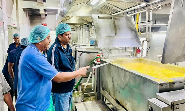 புதுச்சேரியில் அட்சய பாத்திரா உணவு தயாரிக்கும் கூடத்தில் மாவட்ட ஆட்சியர் ஆய்வு புதுச்சேரியில் அட்சய பாத்திரா உணவு தயாரிக்கும் கூடத்தில் மாவட்ட ஆட்சியர் ஆய்வு