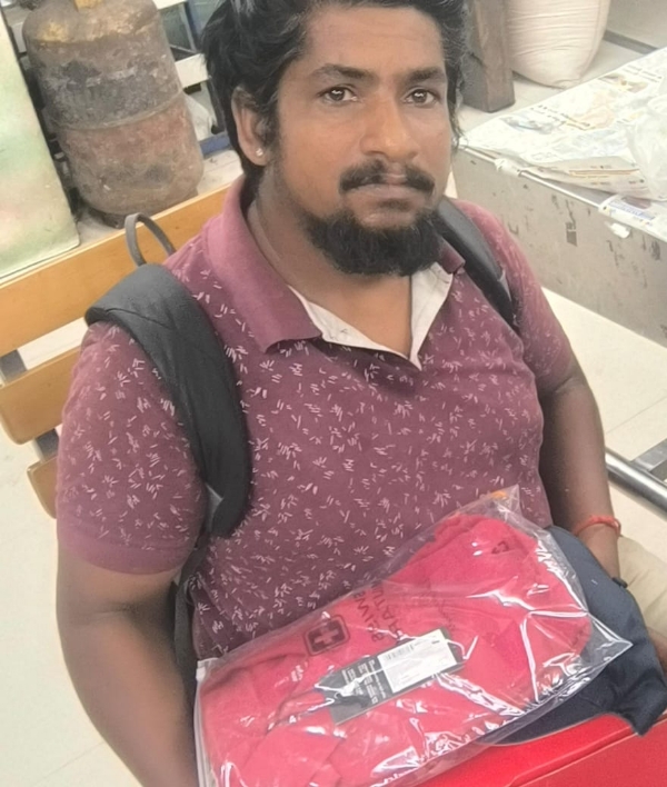 Youth escapes with Rs. 35 lakh – Police launch intense manhunt. Youth escapes with Rs. 35 lakh – Police launch intense manhunt.