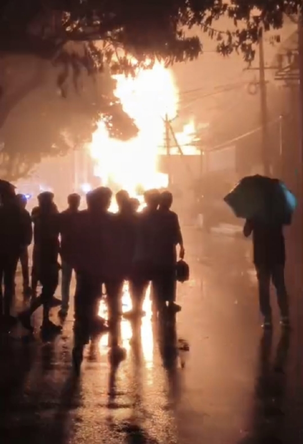 A fire accident occurred at a vessel shop near the Sanganoor petrol pump in Coimbatore during the night, causing the cylinders stored there to explode one after another, creating a shocking situation. A fire accident occurred at a vessel shop near the Sanganoor petrol pump in Coimbatore during the night, causing the cylinders stored there to explode one after another, creating a shocking situation.