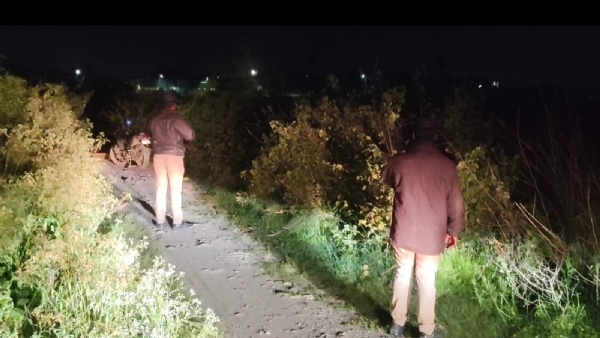 Behind the Coimbatore Peelamedu airport, in an isolated area, a college girl who was alone in a car was abducted and gang-raped. The three suspects also attacked the young man who was with her using a sharp weapon and fled the scene. Police later surrounded and arrested all three near Vellakkinaru, close to Thudiyalur in Coimbatore. Behind the Coimbatore Peelamedu airport, in an isolated area, a college girl who was alone in a car was abducted and gang-raped. The three suspects also attacked the young man who was with her using a sharp weapon and fled the scene. Police later surrounded and arrested all three near Vellakkinaru, close to Thudiyalur in Coimbatore.