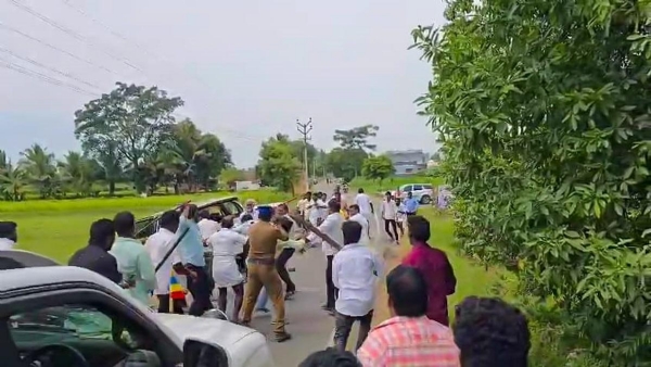 பாமக எம்எல்ஏ அருள் சென்ற கார் மீது தாக்குதல் பாமக எம்எல்ஏ அருள் சென்ற கார் மீது தாக்குதல்