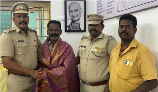 சாலையில் கிடந்த ரூ. 2.38 லட்சத்தை ஒப்படைத்த பரோட்டா மாஸ்டருக்கு போலீசார் பாராட்டு