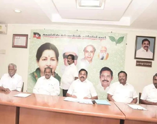 அதிமுக பொதுச் செயலாளர் எடப்பாடி பழனிசாமி தலைமையில் மாவட்டச் செயலாளர்கள் கூட்டம் அதிமுக பொதுச் செயலாளர் எடப்பாடி பழனிசாமி தலைமையில் மாவட்டச் செயலாளர்கள் கூட்டம்