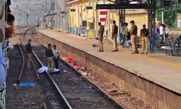 உத்தரபிரதேச மிசார்பூர் மாவட்டத்தில் தண்டவாளத்தை கடக்க முயன்றபோது எக்ஸ்பிரஸ் ரெயில் மோதி 4 பேர் பலி உத்தரபிரதேச மிசார்பூர் மாவட்டத்தில் தண்டவாளத்தை கடக்க முயன்றபோது எக்ஸ்பிரஸ் ரெயில் மோதி 4 பேர் பலி