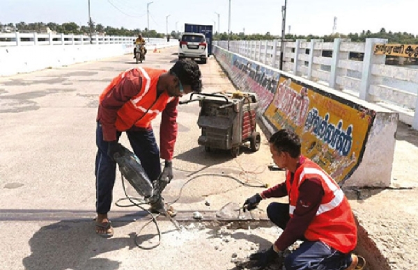 தாமிரபரணி ஆற்றின் குறுக்கே கட்டப்பட்ட உயர்மட்ட பாலத்தின் சீரமைப்பு பணிகள் ரூ 3 கோடி நிதி ஒதுக்கீட்டில் தொடக்கம் தாமிரபரணி ஆற்றின் குறுக்கே கட்டப்பட்ட உயர்மட்ட பாலத்தின் சீரமைப்பு பணிகள் ரூ 3 கோடி நிதி ஒதுக்கீட்டில் தொடக்கம்