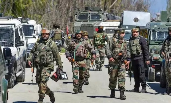 காஷ்மீர் என்கவுன்டர் - பயங்கரவாதிகள்-பாதுகாப்புப்படையினர் இடையில் துப்பாக்கி சூடு காஷ்மீர் என்கவுன்டர் - பயங்கரவாதிகள்-பாதுகாப்புப்படையினர் இடையில் துப்பாக்கி சூடு