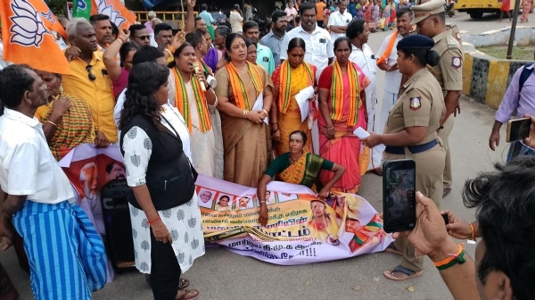 கோவை கல்லூரி மாணவி பாலியல் வன்கொடுமைக்கு எதிராக பாஜக சார்பில் கண்டன ஆர்ப்பாட்டம் கோவை கல்லூரி மாணவி பாலியல் வன்கொடுமைக்கு எதிராக பாஜக சார்பில் கண்டன ஆர்ப்பாட்டம்