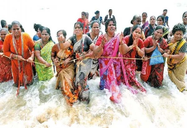 கடலில் இறங்கி போராட்டத்தில் ஈடுபட்ட தூய்மைப் பணியாளர்கள் மீது வழக்குப்பதிவு கடலில் இறங்கி போராட்டத்தில் ஈடுபட்ட தூய்மைப் பணியாளர்கள் மீது வழக்குப்பதிவு