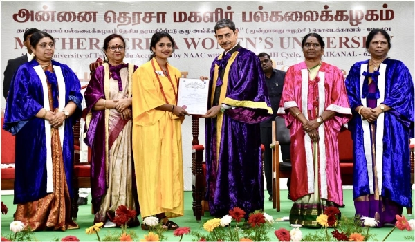 அன்னை தெரசா பல்கலைக்கழகத்தின் 32-வது பட்டமளிப்பு விழாவில் ஆளுநர் ஆர்.என்.ரவி பங்கேற்பு அன்னை தெரசா பல்கலைக்கழகத்தின் 32-வது பட்டமளிப்பு விழாவில் ஆளுநர் ஆர்.என்.ரவி பங்கேற்பு