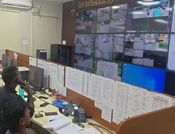 செங்கல்பட்டில் 250 புதிய நவீன கண்காணிப்பு கேமராக்கள் அமைத்து காவல்துறை நடவடிக்கை செங்கல்பட்டில் 250 புதிய நவீன கண்காணிப்பு கேமராக்கள் அமைத்து காவல்துறை நடவடிக்கை