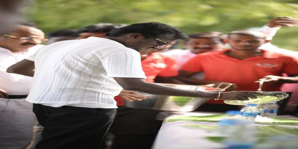 கிடாக்கறி விருந்து வைத்து பைசன் படத்தின் வெற்றியை ஊர் மக்களோடு கொண்டாடிய இயக்குனர் மாரிசெல்வராஜ்