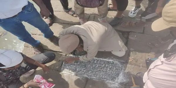 நெல்லையில் ஆங்கிலேயர் காலத்தில் கட்டப்பட்ட தடுப்பணையில் 800 ஆண்டுகள் பழமையான பாண்டிய மன்னர்கள் காலத்திய கல்வெட்டுக்கள் கண்டுபிடிப்பு