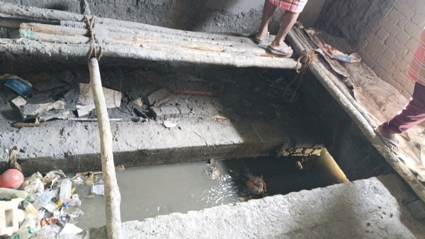 A homeowner is suffering due to the negligence of the municipal administration, as sewage water is flowing out through the bedroom of the house. Despite submitting a petition, officials continue to delay taking action. A homeowner is suffering due to the negligence of the municipal administration, as sewage water is flowing out through the bedroom of the house. Despite submitting a petition, officials continue to delay taking action.