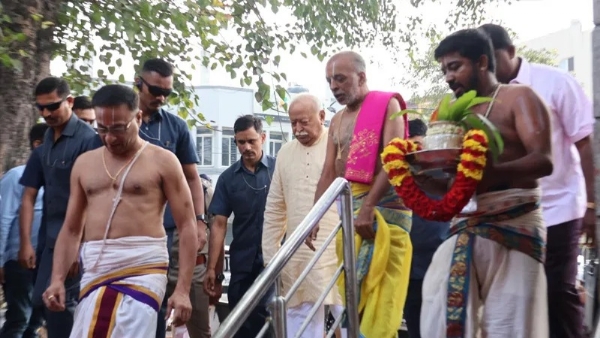 Mohan Bhagwat visits Gaali Anjaneya Swamy Temple – offers prayers, worship Mohan Bhagwat visits Gaali Anjaneya Swamy Temple – offers prayers, worship