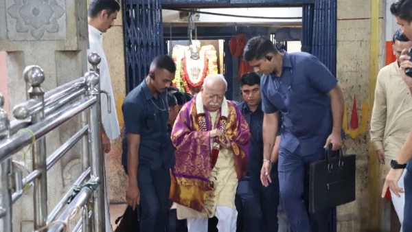 Mohan Bhagwat visits Gaali Anjaneya Swamy Temple – offers prayers, worship Mohan Bhagwat visits Gaali Anjaneya Swamy Temple – offers prayers, worship