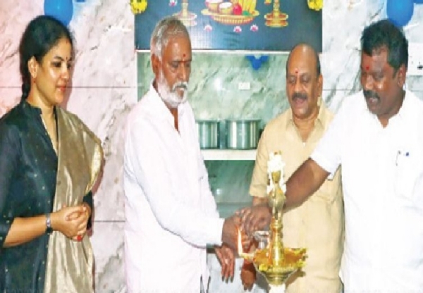 குன்றத்தூர் திருநாகேஸ்வர சுவாமி கோயிலில் புதிதாக நிறுவப்பட்டுள்ள அன்னதான கூடத்தை அமைச்சர்கள் திறந்து வைத்தனர் குன்றத்தூர் திருநாகேஸ்வர சுவாமி கோயிலில் புதிதாக நிறுவப்பட்டுள்ள அன்னதான கூடத்தை அமைச்சர்கள் திறந்து வைத்தனர்