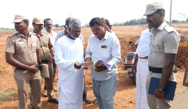 கோயில் ஆக்கிரமிப்பு நிலங்களில் திருத்தொண்டர் அறக்கட்டளை அறங்காவலர் ஆய்வு கோயில் ஆக்கிரமிப்பு நிலங்களில் திருத்தொண்டர் அறக்கட்டளை அறங்காவலர் ஆய்வு