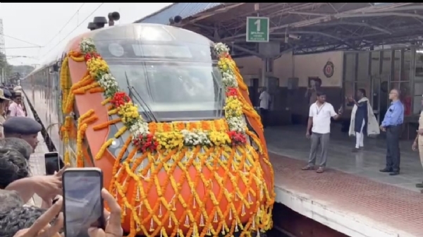 Vande Bharat train receives an enthusiastic welcome in Coimbatore..!