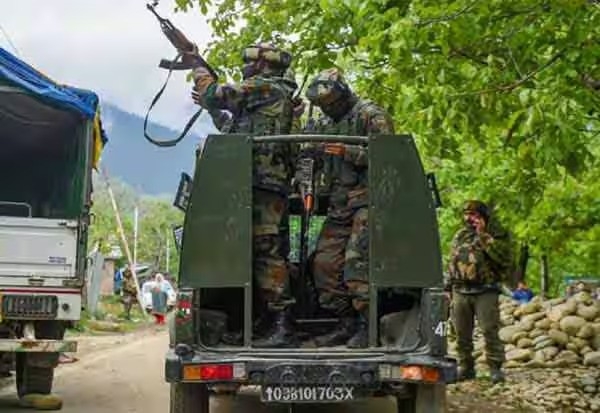 ஜம்மு காஷ்மீரில் பாதுகாப்பு படையினர் நடத்திய துப்பாக்கிச்சூட்டில் பயங்கரவாதிகள் 2 பேர் சுட்டுக்கொலை ஜம்மு காஷ்மீரில் பாதுகாப்பு படையினர் நடத்திய துப்பாக்கிச்சூட்டில் பயங்கரவாதிகள் 2 பேர் சுட்டுக்கொலை