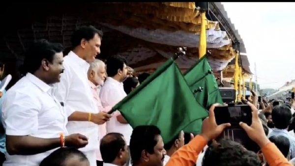 Vande Bharat train receives an enthusiastic welcome in Coimbatore..!