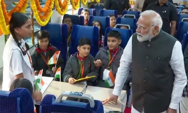 சஹாரன்பூர் உள்பட 4 புதிய வந்தே பாரத் ரெயில்களின் சேவையை பிரதமர் மோடி வாரணாசியில் கொடியசைத்து தொடங்கி வைத்தார்