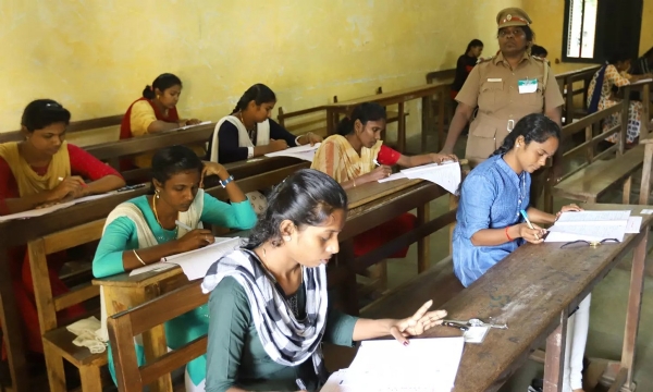 தூத்துக்குடியில் 6 தேர்வு மையங்களில் காவலர் பதவிகளுக்கான எழுத்து தேர்வு தொடக்கம் தூத்துக்குடியில் 6 தேர்வு மையங்களில் காவலர் பதவிகளுக்கான எழுத்து தேர்வு தொடக்கம்