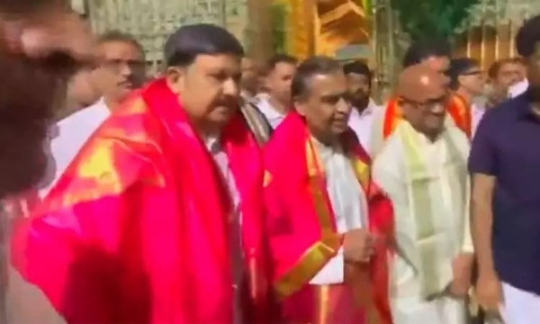 இன்று திருப்பதி ஏழுமலையான் கோவிலில் ரிலையன்ஸ் குழுமத்தின் தலைவர் முகேஷ் அம்பானி சாமி தரிசனம் இன்று திருப்பதி ஏழுமலையான் கோவிலில் ரிலையன்ஸ் குழுமத்தின் தலைவர் முகேஷ் அம்பானி சாமி தரிசனம்