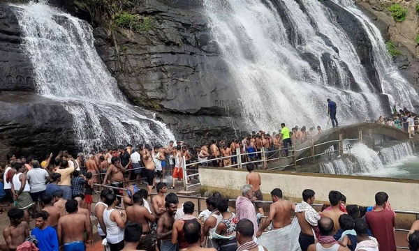 விடுமுறையைக் கொண்டாட குற்றால அருவிகளில் குவிந்த சுற்றுலா பயணிகள் விடுமுறையைக் கொண்டாட குற்றால அருவிகளில் குவிந்த சுற்றுலா பயணிகள்