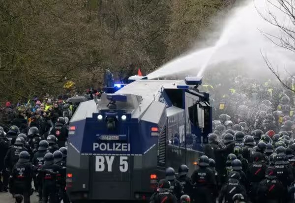 ஜெர்மனியில் தீவிர வலதுசாரி அரசியல் கட்சி துவக்கியுள்ள இளைஞர் அமைப்புக்கு எதிராக நடந்த போராட்டத்தில் வன்முறை ஜெர்மனியில் தீவிர வலதுசாரி அரசியல் கட்சி துவக்கியுள்ள இளைஞர் அமைப்புக்கு எதிராக நடந்த போராட்டத்தில் வன்முறை