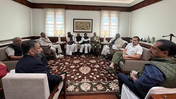 நாடாளுமன்ற குளிர்காலக் கூட்டத்தொடர் இன்று தொடங்கிய நிலையில் ராகுல் தலைமையில் இந்தியா கூட்டணிக் கட்சிகளின் எம்பிக்கள் ஆலோசனை நாடாளுமன்ற குளிர்காலக் கூட்டத்தொடர் இன்று தொடங்கிய நிலையில் ராகுல் தலைமையில் இந்தியா கூட்டணிக் கட்சிகளின் எம்பிக்கள் ஆலோசனை