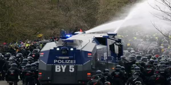 ஜெர்மனியில் தீவிர வலதுசாரி அரசியல் கட்சி துவக்கியுள்ள இளைஞர் அமைப்புக்கு எதிராக நடந்த போராட்டத்தில் வன்முறை