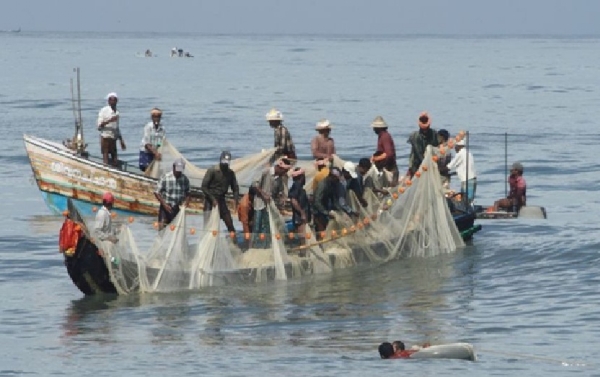 ராமேஸ்வரத்தில் மீன்டும் கனமழை - மீனவர்கள் இன்று கடலுக்கு செல்ல தடை ராமேஸ்வரத்தில் மீன்டும் கனமழை - மீனவர்கள் இன்று கடலுக்கு செல்ல தடை