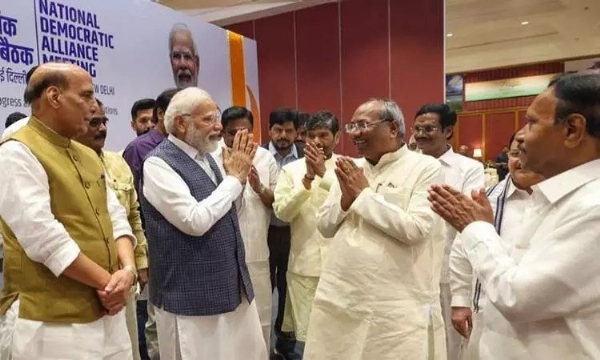 நாளை தேசிய ஜனநாயக கூட்டணி எம்.பி.க்களுக்கு பிரதமர் மோடி விருந்து - விருந்தில் பங்கேற்குமாறு அதிமுக எம்.பி.க்களுக்கும் அழைப்பு நாளை தேசிய ஜனநாயக கூட்டணி எம்.பி.க்களுக்கு பிரதமர் மோடி விருந்து - விருந்தில் பங்கேற்குமாறு அதிமுக எம்.பி.க்களுக்கும் அழைப்பு